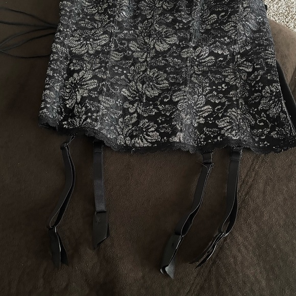 Black and silver sexy  bustier/corset with garters - Picture 9 of 14